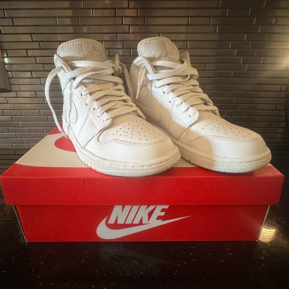 Air Jordan Nike 2017 White High-Top Sneakers - Picture 3 of 7